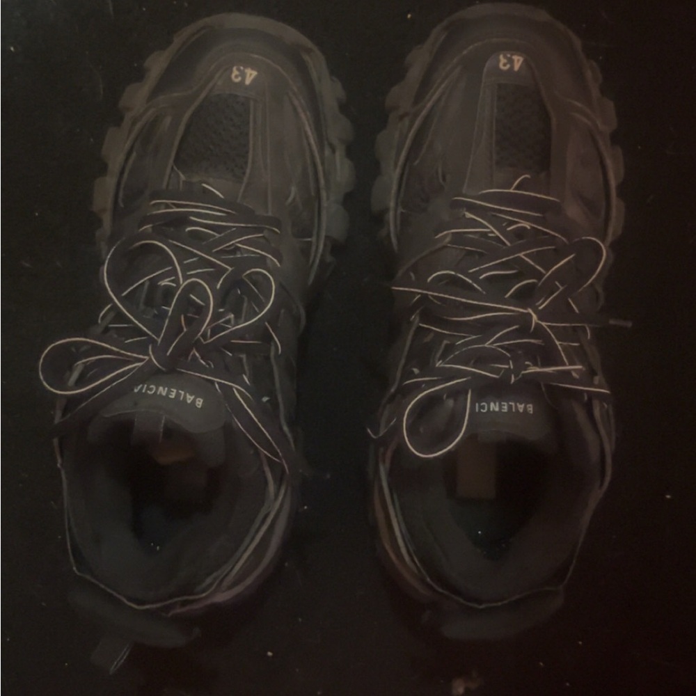 Balenciga led tracks